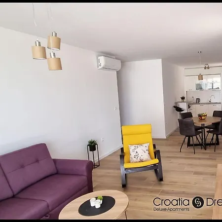 Apartment Sunshine Deluxe 79m2 With Pool, 50 M2 Garden Lounge And Outdoor Space *