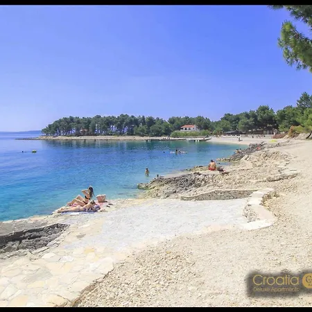 Apartment Sunshine Deluxe 79m2 With Pool, 50 M2 Garden Lounge And Outdoor Space Trogir